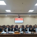 Keterangan foto : Tim Hukum Merah putih saat bersidang di Mahkamah Konstitusi
