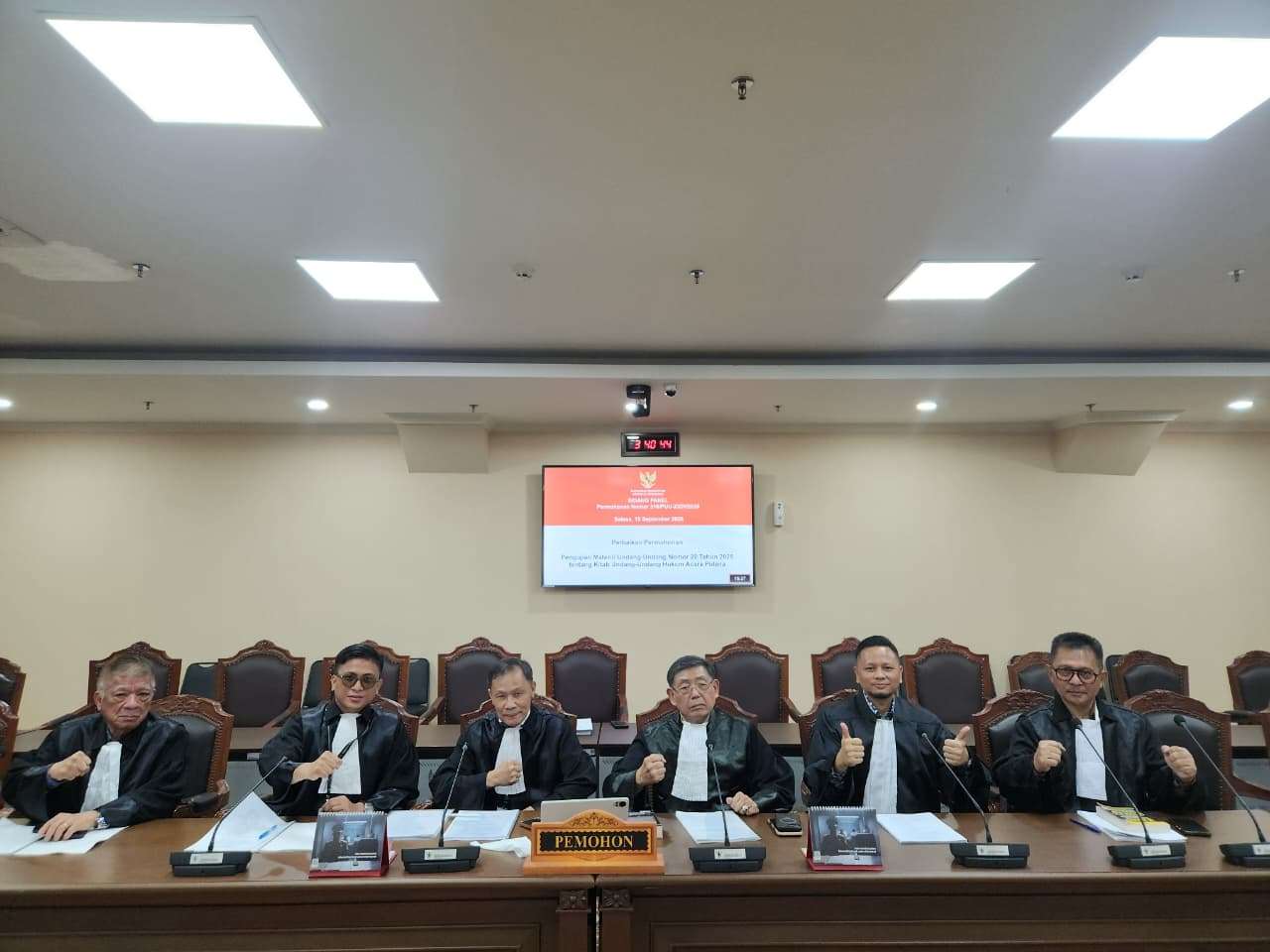 Keterangan foto : Tim Hukum Merah putih saat bersidang di Mahkamah Konstitusi