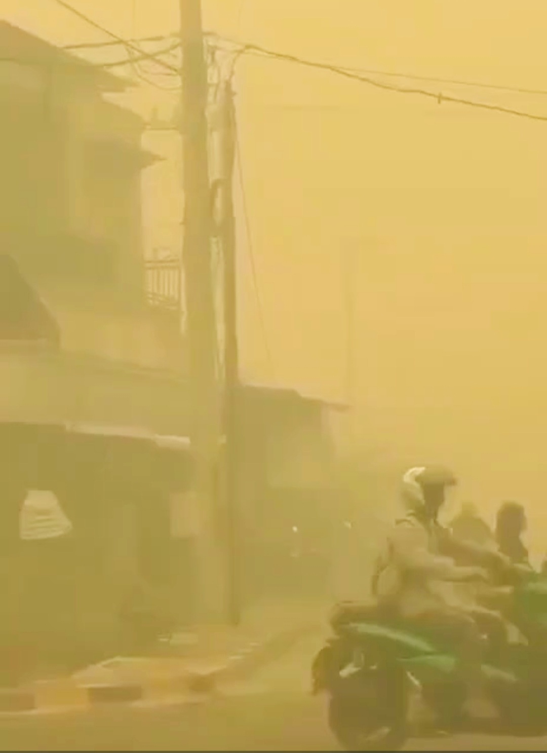Keterangan foto : Kabut Asap Selimuti Buntok, Warga Keluhkan Kelangkaan Pasokan & Harga Gas LPG Tembus Rp45.000