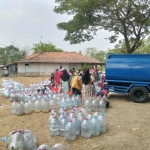 Keterangan foto : akibat kekeringan warga Ridogalih antre air bersih