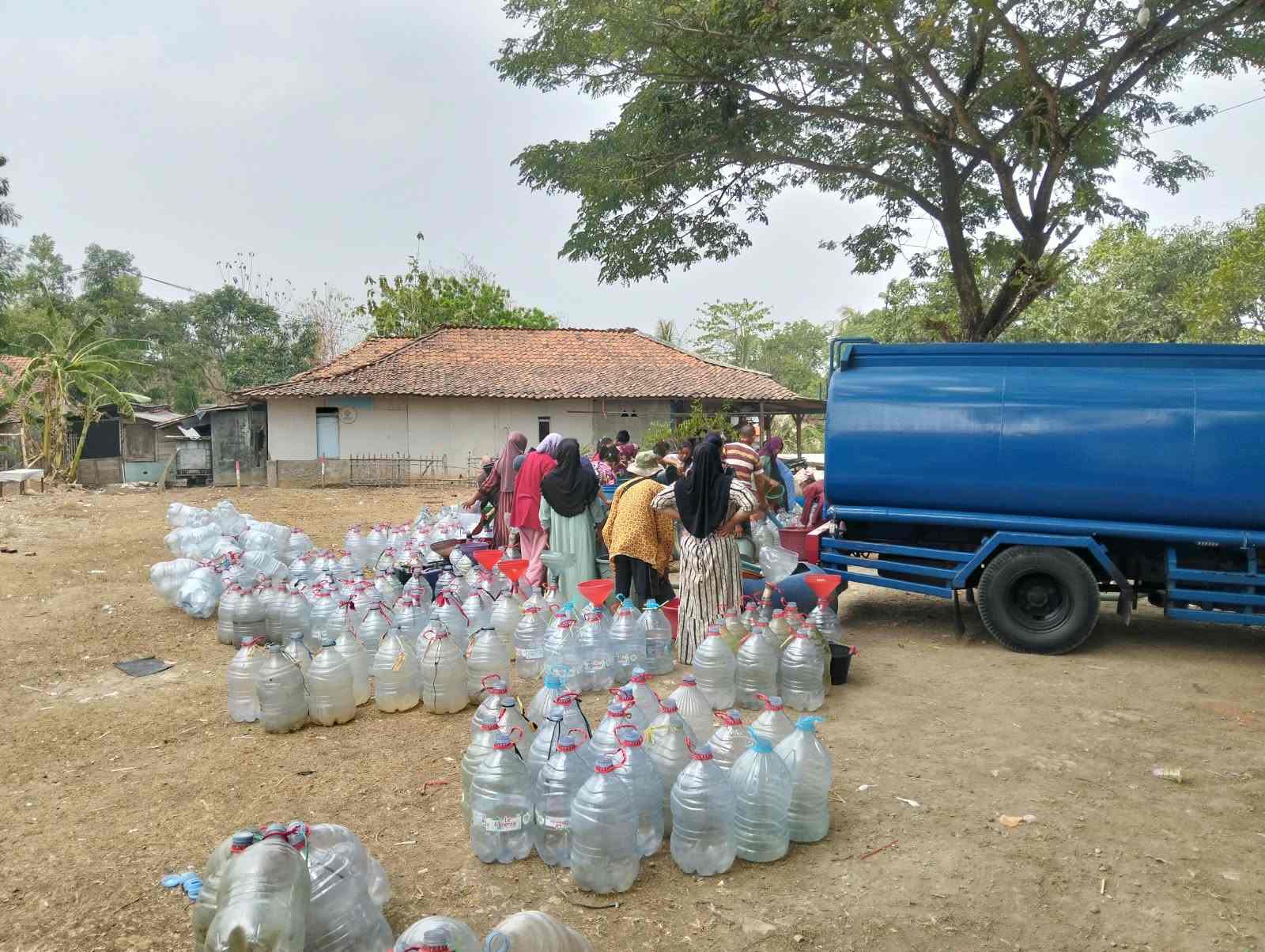 Keterangan foto : akibat kekeringan warga Ridogalih antre air bersih