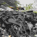 Keterangan foto : Limbah Karpet Mobil Menumpuk di Lahan Diduga Milik PJT, Warga Jaya Sampurna Desak Penertiban (Jum'at, 16/10/2026)