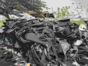 Keterangan foto : Limbah Karpet Mobil Menumpuk di Lahan Diduga Milik PJT, Warga Jaya Sampurna Desak Penertiban (Jum'at, 16/10/2026)