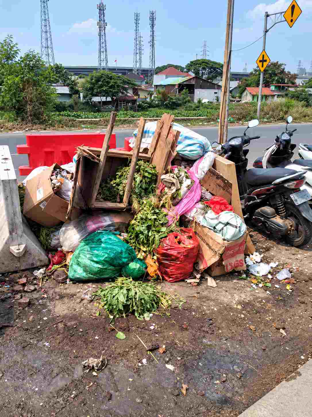 Keterangan foto: Sampah Menumpuk di Pinggir Jalan Pasar Tegaldanas, Parkir Motor dan mobil kembali Semrawut