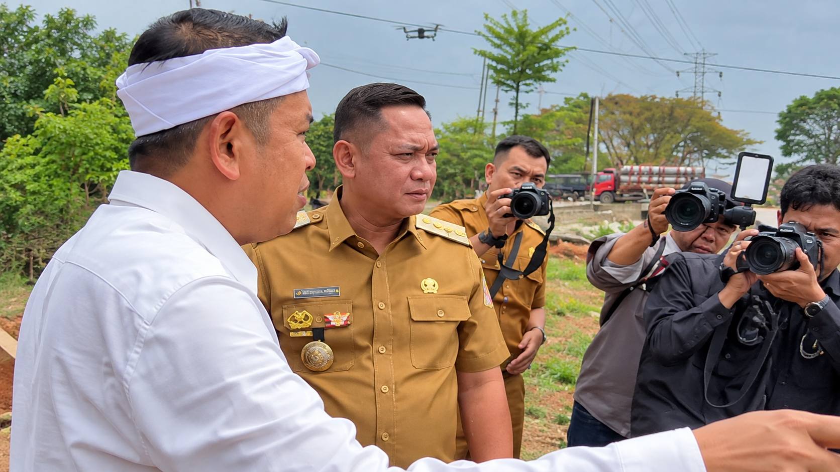 Bupati Bekasi Dampingi KDM, Pembongkaran Jembatan Penghambat Kali CBL Dipercepat untuk Antisipasi Banjir (Tambun Utara Bekasi, Senin,26/10/2026)
