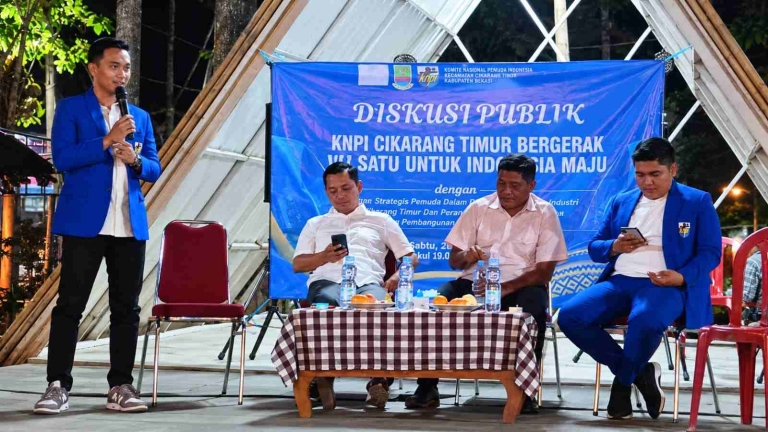 Keterangan foto: Komite Nasional Pemuda Indonesia (KNPI) Kecamatan Cikarang Timur menggelar diskusi publik bertajuk “Peran Strategis Pemuda dalam Menghadapi Kawasan Industri di Wilayah Kecamatan Cikarang Timur” di Wisata Kawung Tilu, Kecamatan Cikarang Timur, Kabupaten Bekasi, Rabu (28/10/2026).