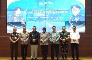 Keterangan foto : Pelaksana Tugas (Plt) Bupati Bekasi Asep Surya Atmaja menghadiri acara pisah sambut Kapolres Metro Bekasi di Gedung Promoter Polres Metro Bekasi, Cikarang Utara, Kamis (1/10/2026).