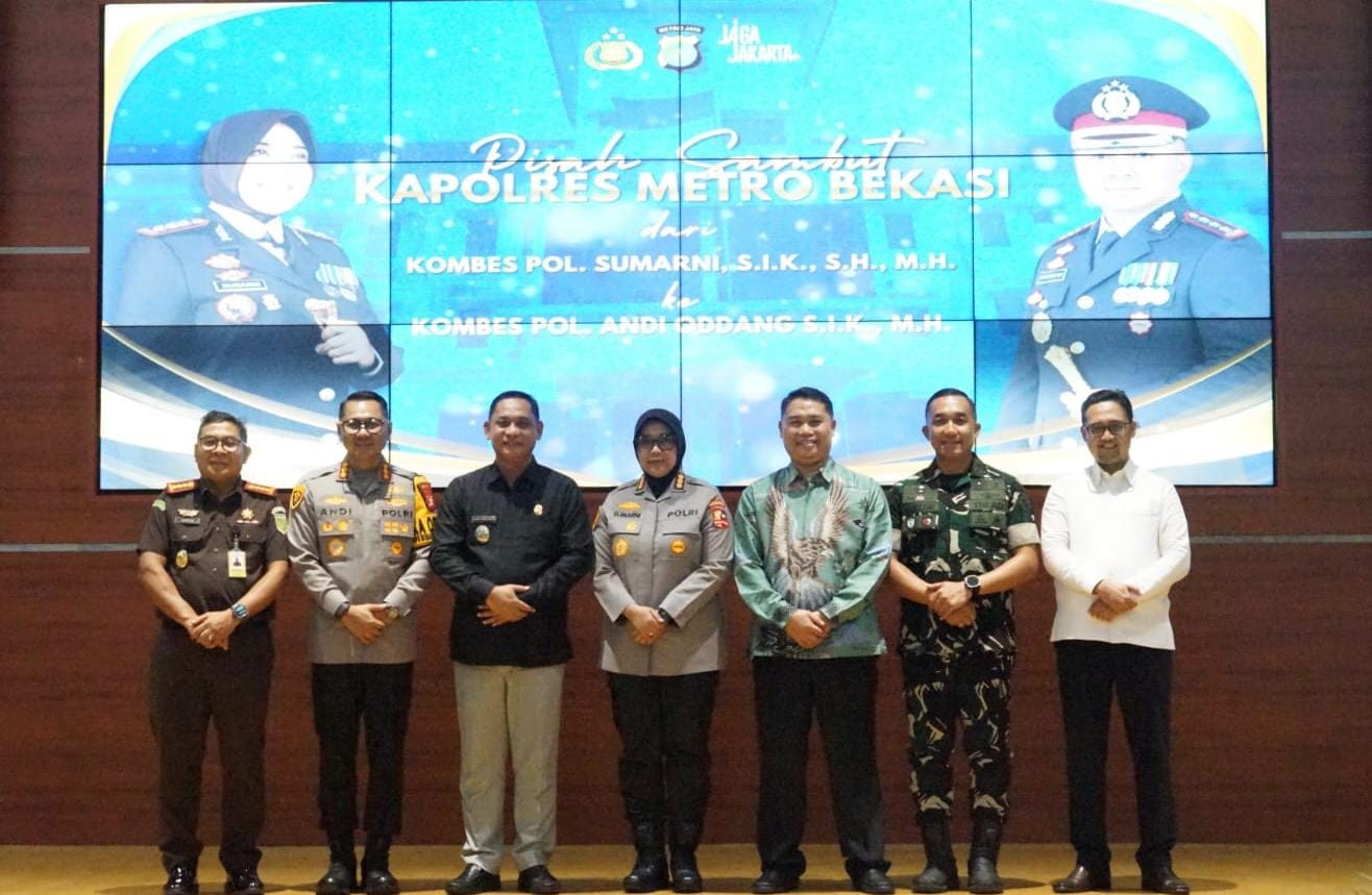 Keterangan foto : Pelaksana Tugas (Plt) Bupati Bekasi Asep Surya Atmaja menghadiri acara pisah sambut Kapolres Metro Bekasi di Gedung Promoter Polres Metro Bekasi, Cikarang Utara, Kamis (1/10/2026).