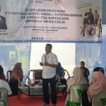 Keterangan foto : Obon Tabroni Sosialisasikan Program Kependudukan dan KB kepada Warga dan Pedagang Pasar Lemah Abang