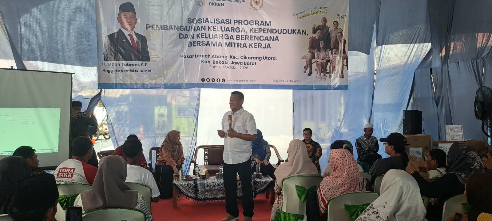 Keterangan foto : Obon Tabroni Sosialisasikan Program Kependudukan dan KB kepada Warga dan Pedagang Pasar Lemah Abang