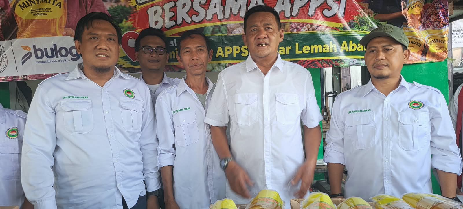 Keterangan foto : Anggota Komisi IX DPR RI Obon Tabroni meresmikan Kios Asosiasi Pedagang Pasar Seluruh Indonesia (APPSI) Komisariat Pasar Lemah Abang, Cikarang Utara, Kabupaten Bekasi, Sabtu (3/10/2026).
