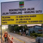 Keterangan foto : Proyek Siluman Jalan Warung Satu Tambelang: Papan Nama Baru Dipasang Usai Viral, Pengawas Kompak Absen