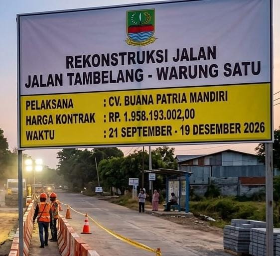 Keterangan foto : Proyek Siluman Jalan Warung Satu Tambelang: Papan Nama Baru Dipasang Usai Viral, Pengawas Kompak Absen