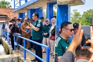 Keterangan foto : Plt Bupati Bekasi Asep Surya Atmaja saat meninjau langsung ke Iri gasi di Pebayuran