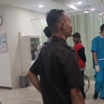 Keterangan foto : petugas Security dan perawat RS Annisa