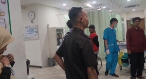 Keterangan foto : petugas Security dan perawat RS Annisa
