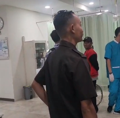 Keterangan foto : petugas Security dan perawat RS Annisa