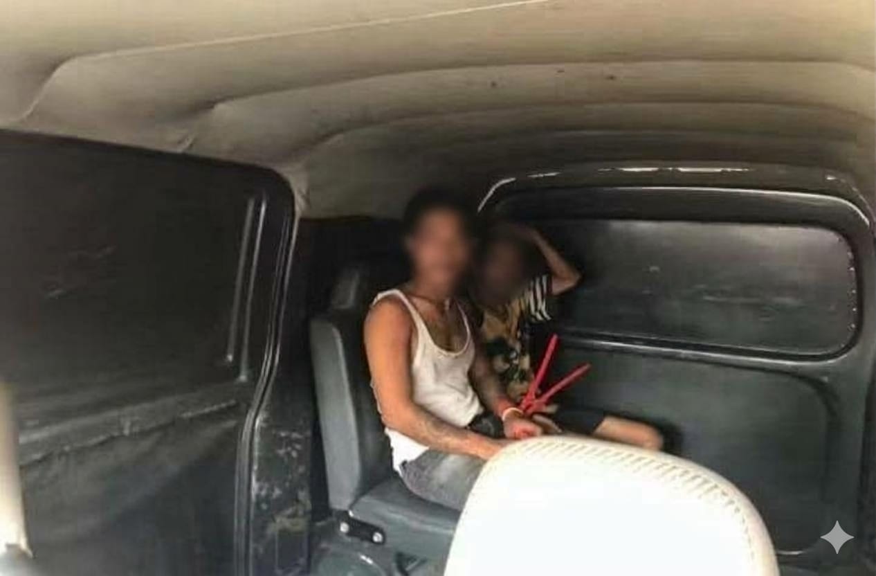 Keterangan foto :Dua pria dewasa diamankan aparat kepolisian setelah diduga terlibat dalam kasus pencabulan terhadap seorang anak di bawah umur di Kampung Elo, RT 03/RW 05, Desa Sukamanah, Kecamatan Sukatani, Kabupaten Bekasi, Selasa (6/10/2026) sore