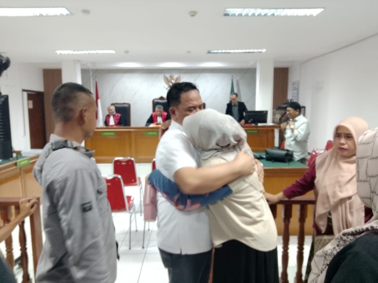 Keterangan foto : Suasana haru mewarnai persidangan perkara dugaan korupsi Tunjangan Perumahan (Tuper) DPRD Kabupaten Bekasi di Pengadilan Tindak Pidana Korupsi (Tipikor) Bandung, Rabu (7/10/2026).
