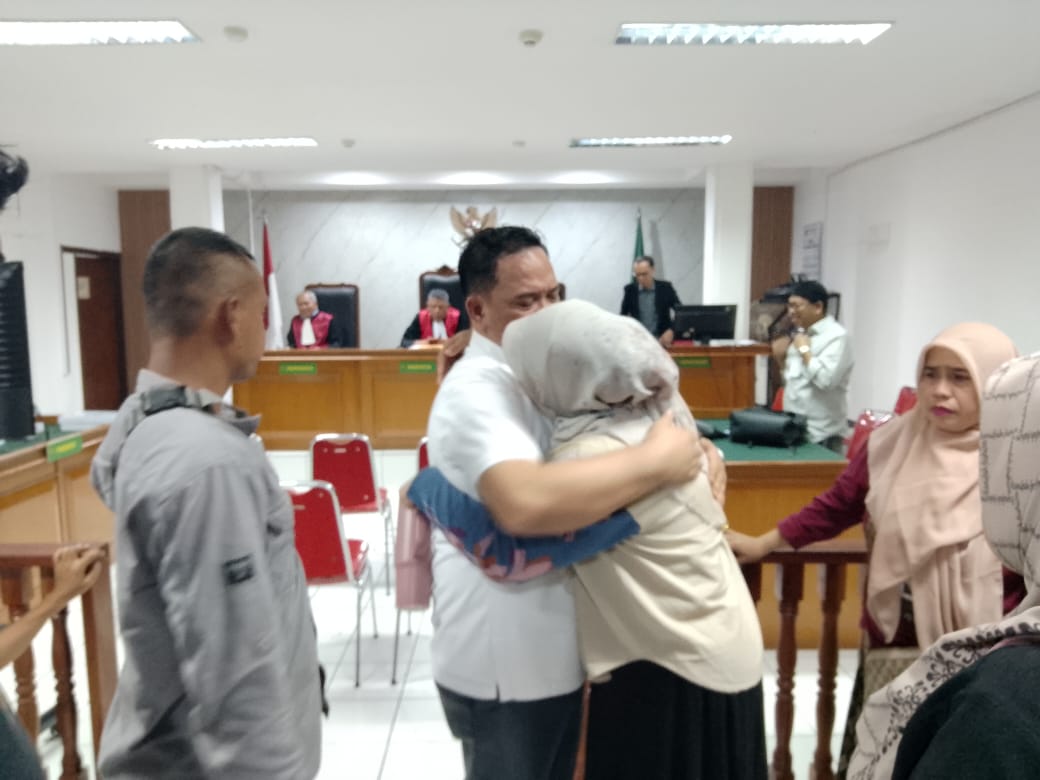 Keterangan foto : Suasana haru mewarnai persidangan perkara dugaan korupsi Tunjangan Perumahan (Tuper) DPRD Kabupaten Bekasi di Pengadilan Tindak Pidana Korupsi (Tipikor) Bandung, Rabu (7/10/2026).