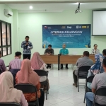 Keterangan foto : Hasan Basri Kepala Dinas Koperasi dan UMKM Kabupaten Bekasi menyampaikan sambutan di aacar Pelatihan Literasi Keuangan Bersama Bank Artha Graha Dorong UMKM Kabupaten Bekasi Naik Kelas, di Kapmus STIAMI Cikarang,Kamis 8/10/2026