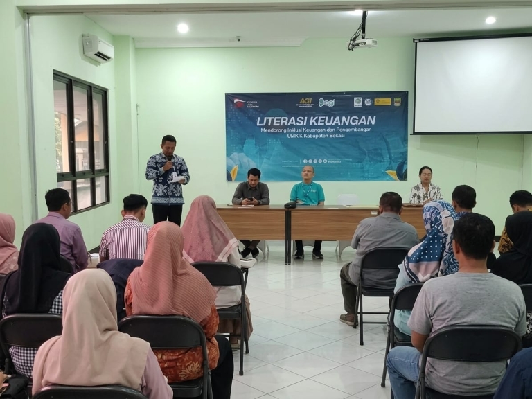 Keterangan foto : Hasan Basri Kepala Dinas Koperasi dan UMKM Kabupaten Bekasi menyampaikan sambutan di aacar Pelatihan Literasi Keuangan Bersama Bank Artha Graha Dorong UMKM Kabupaten Bekasi Naik Kelas, di Kapmus STIAMI Cikarang,Kamis 8/10/2026