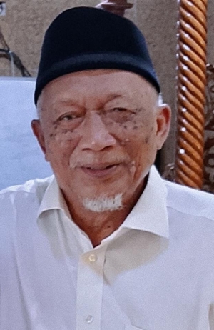 Keterangan foto : KH Ronggosutrisno Tahir