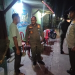 Keterangan foto : Plt. Camat Cikarang Pusat, H. Ganda Sasmita, S.Pd., M.M., dalam patroli petugas mendapati sejumlah warung masih buka dan beberapa perempuan berada di lokasi,  Selasa malam 12/10/2026.