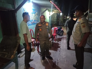 Keterangan foto : Plt. Camat Cikarang Pusat, H. Ganda Sasmita, S.Pd., M.M., dalam patroli petugas mendapati sejumlah warung masih buka dan beberapa perempuan berada di lokasi,  Selasa malam 12/10/2026.