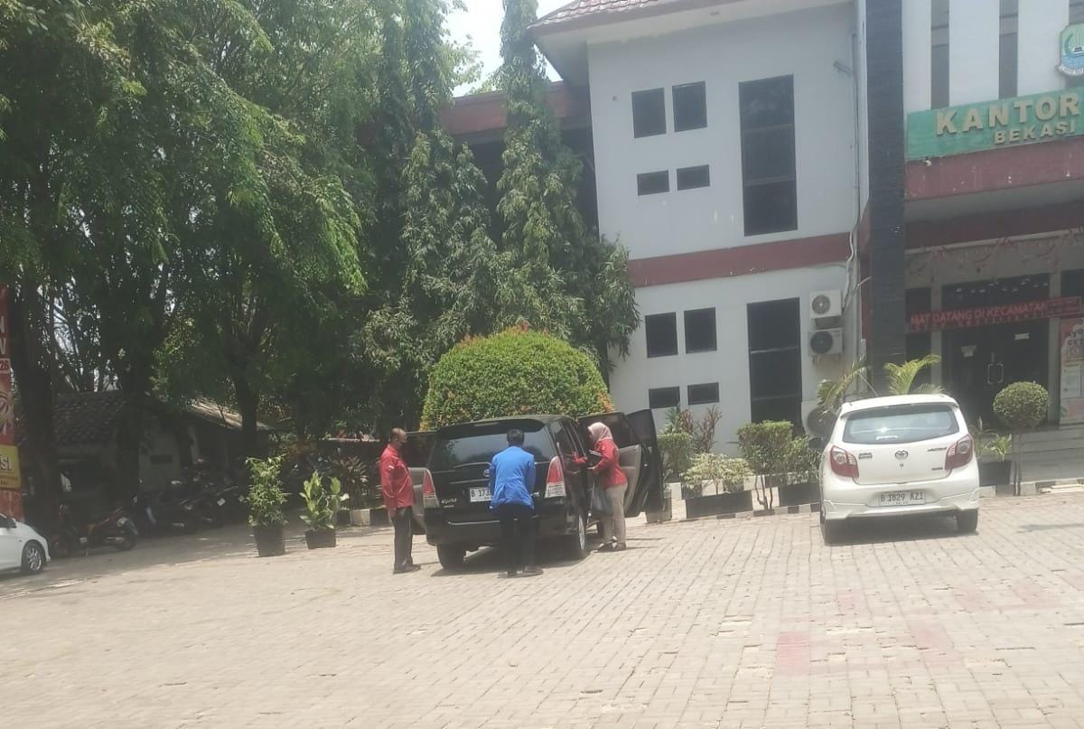 Keterangan foto : Tim penyidik Kejaksaan Agung (Kejagung) RI disebut melakukan pemeriksaan di Kantor Kecamatan Bekasi Barat, Kota Bekasi, pada Rabu (14/10/2026).