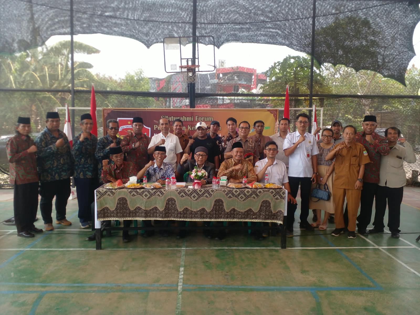 Keterangan foto : Forum Pembauran Kebangsaan (FPK) Kabupaten Bekasi menggelar kunjungan dan sosialisasi kepada Komunitas Nusa Tenggara Timur (NTT) Flobamora di Perumahan Cluster Cibiru, Lippo Cikarang, Desa Cibatu, Kecamatan Cikarang Selatan, Rabu (14/10/2026)