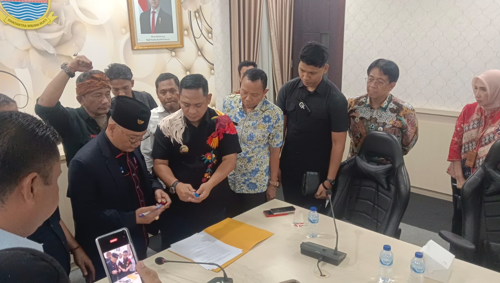 Keterangan foto : Plt Bupati Bekasi audensi bersama wartawan