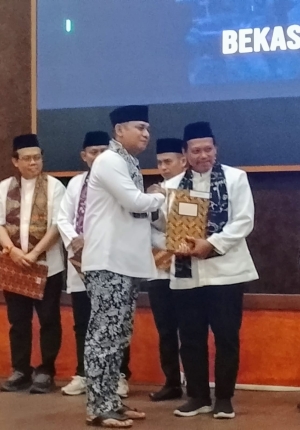 Keterangan foto: Plt Bupati Bekasi Lantik 18 Anggota TP2D 2026, Rahmatullah M.Pd Masuk Jajaran Tim