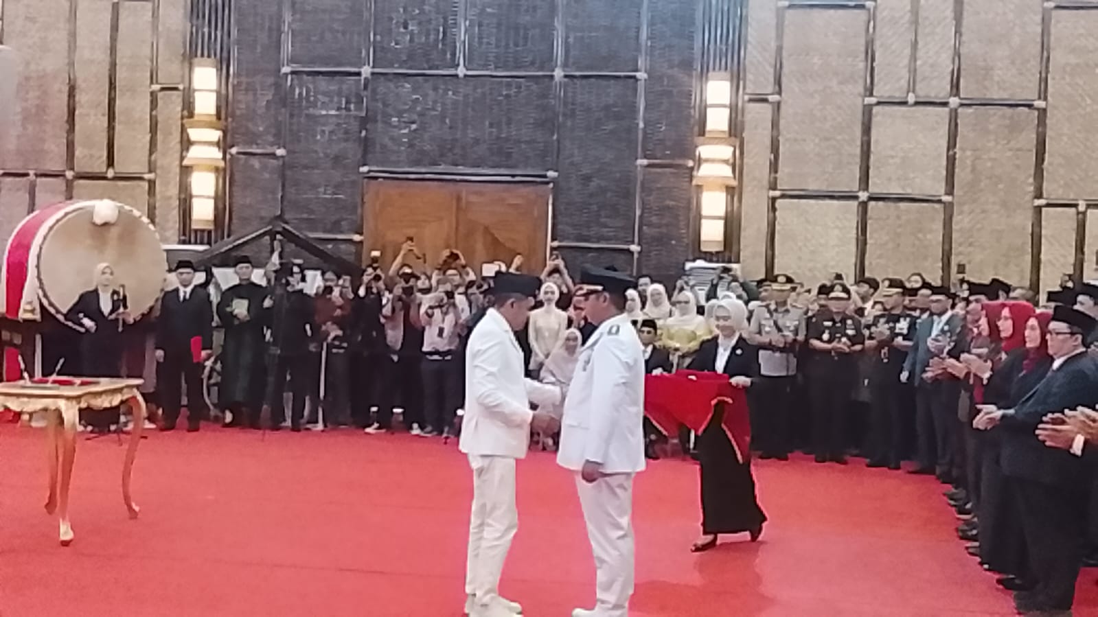 Keterangan foto : Gubernur Jawa Barat Dedi Mulyadi melantik dr.Asep Surya Atmaja menjadi Bupati Bekasi sisa masa jabatan 2025- 2030 Bandung 23/10/2026