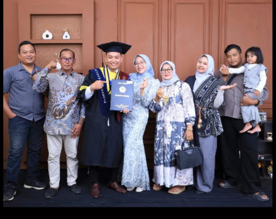 Keterangan foto : Moh. Gozi Hafifillah Raih Predikat Wisudawan Terbaik Fakultas UNIJA Sumenep