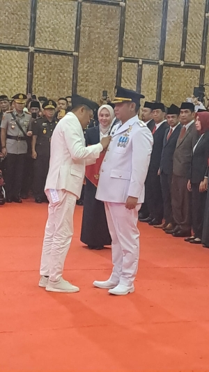 Keterangan foto : Dedi Mulyadi Lantik Asep Surya Atmaja sebagai Bupati Bekasi Definitif (Bandung 23/10/2026)