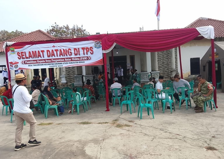 Keterangan foto : Pelaksanaan Pemilihan Kepala Desa Pergantian Antarwaktu (PAW) Desa Tanjung Sari, Kabupaten Bekasi Minggu 25/10/2026