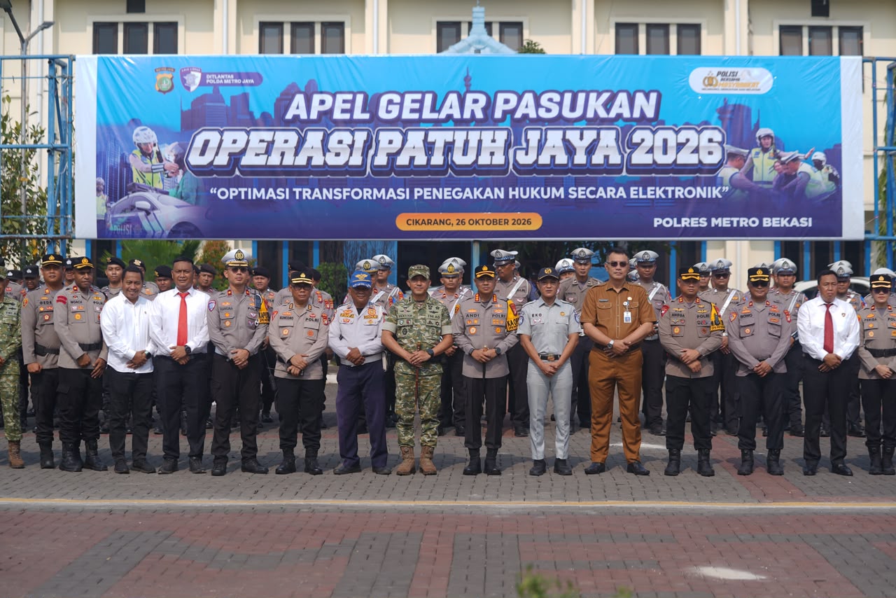 Keterangan foto ::Kapolres Metro Bekasi Pimpin Operasi Patuh Jaya 2026, Pelanggar Lalu Lintas Jadi Sasaran Penertiban Humanis Demi Keselamatan Pengendara, (Senin, 26/10/2026).
