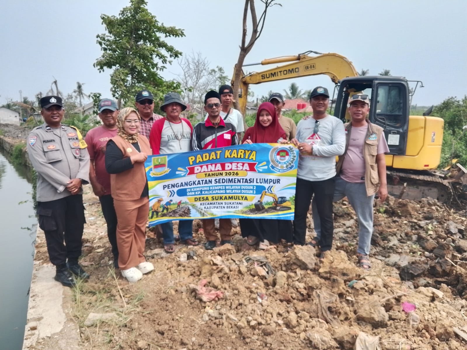 Keterangan foto : Cegah Banjir Saat Musim Hujan, Pemdes Sukamulya Normalisasi Kali Balong Lewat Program Padat Karya 2026