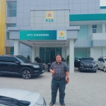 Keterangan foto : Brian Sakti ketum LSM Ganas Datangi PLN UP3 Cikarang, Minta Klarifikasi Dugaan Kerusakan Rumah dan Jalan Warga Jatireja