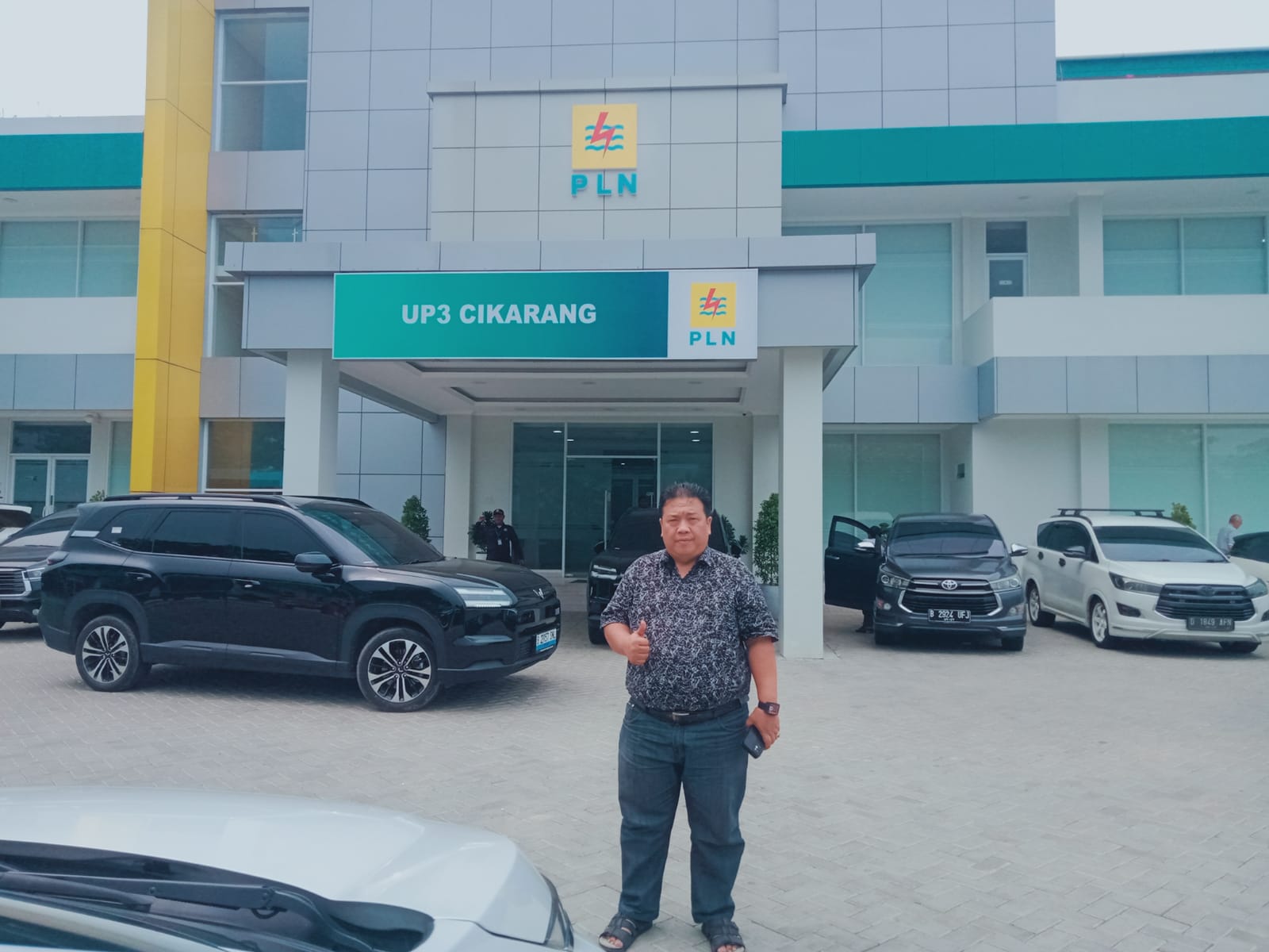 Keterangan foto : Brian Sakti ketum LSM Ganas Datangi PLN UP3 Cikarang, Minta Klarifikasi Dugaan Kerusakan Rumah dan Jalan Warga Jatireja